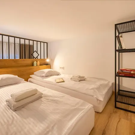 Designer Old Town Loft For 9 Ac *
