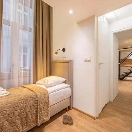 Designer Old Town Loft For 9 Ac *