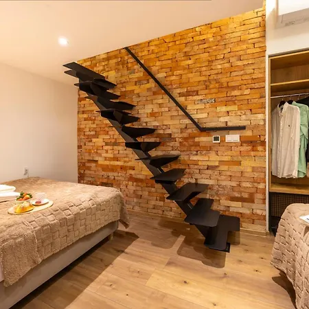 Designer Old Town Loft For 9 Ac